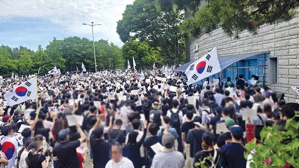 몰려든 2030 “선관위 해체”…정치구호 자제 이념론 선긋기

- 청소년·가족 단위 수만 명 운집  - ‘선거무효’ 등 손팻말 들고 행진  - 
