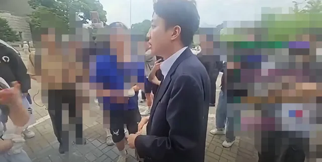 이준석 “내 모친이 중국인? 인터넷은 허위정보 산실” 비판

잠실 올림픽공원 일대에서 ‘개표소 봉쇄 시위’가 사흘째 이어지는 가운데, 개혁신당 