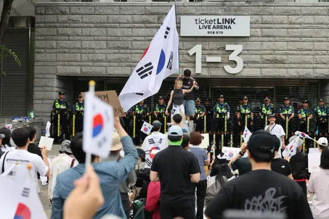 개표소 집회 ‘갈라선 목소리’…성조기 막으며 “태극기만 오는 곳”

“여기서는 재선거 구호만 외치라니까요.” 7일 서울 송파구 올림픽공원 핸드볼