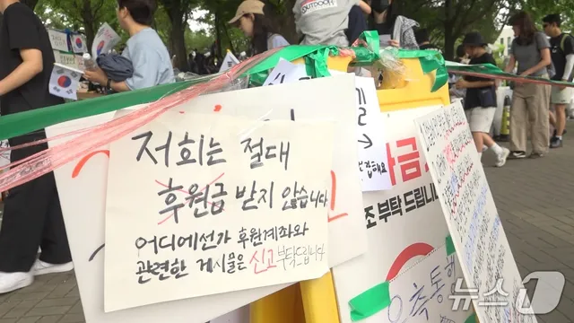 [르포] 잠실 개표소에 모인 2030…"좌우 떠난 순수 시민운동"

끊임없이 시민들 모여…경찰 없이 질서유지 "정치인이 방문하면 특정 색깔 띨까