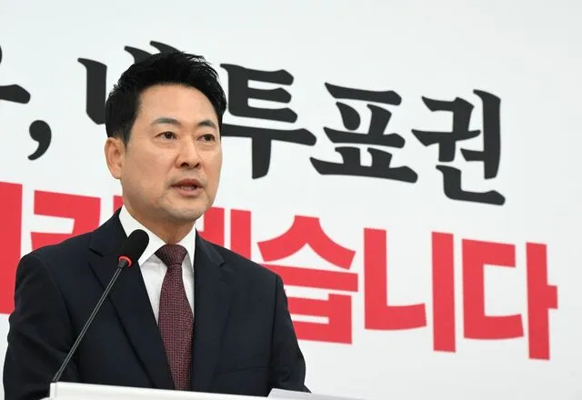 장 “재선거” 한·오 “선관위 개혁”… 부실선거 사태 주도권 싸움

투표용지 부족 사태가 불을 댕긴 잠실 재선거 요구 시위를 두고 장동혁 국민의