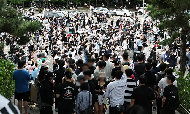 사흘째 “재선거! 재선거!”… 2030중심 한때 3만 6000명 집결 [투표용지...

7일 오후 서울 송파구 올림픽공원 핸드볼경기장 앞은 재선