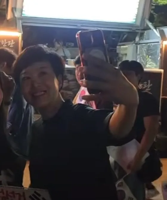 올림픽공원 핸드볼경기장
현재 이 시각 국민의힘 김은혜 의원님 오셨네요.