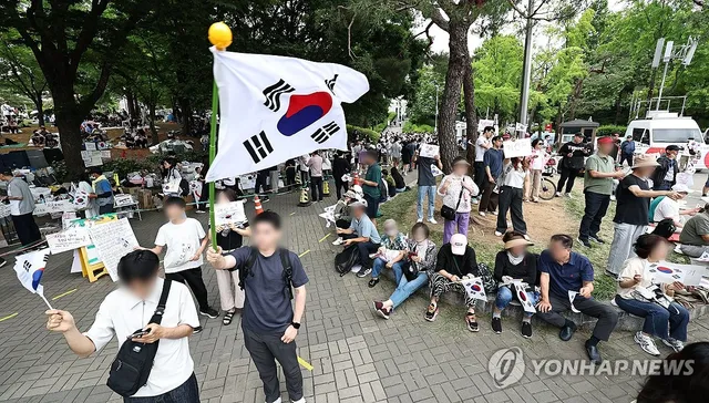 잠실개표소 봉쇄시위 사흘째…경찰 과잉진압 혐의 피고소(종합)

(서울=연합뉴스) 이동환 한지은 조현영 기자 = 투표용지 부족 사태를 규탄하며 재