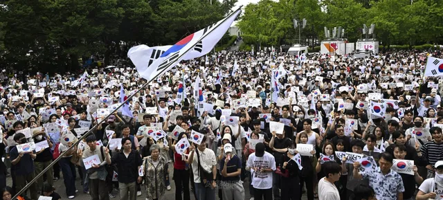훼손된 한 표가 불붙인 분노… 잠실로 몰린 2030

투표용지 부족 사태가 불씨가 된 잠실 개표소 봉쇄 시위에 2030이 절반가량 참여했다. 청
