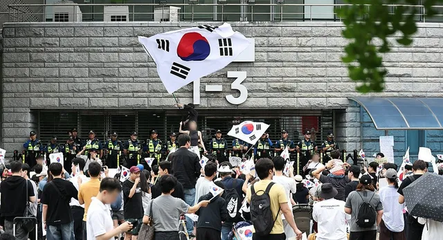 “부정선거론·성조기 없어요” 2030 중심 잠실 개표소 시위…‘광화문...

투표용지 부족 사태로 촉발된 ‘잠실 개표소 봉쇄 시위’가 기존 보수