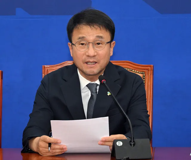 張 "재선거" 압박에… 與 "정치쇼" 비판

6·3 지방선거 투표용지 부족 사태를 둘러싸고 여야가 정면충돌했다. 국민의힘은 ‘전면 재선거’와 ‘