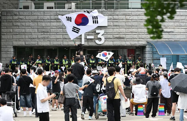 '재선거 촉구' 송파 봉쇄 시위…2030 주도하며 '광화문 보수'와 선 긋기

투표용지 부족 사태를 규탄하며 재선거를 요구하는 '잠실 개표소 봉