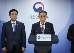 정성호 "부정선거 음모론 용납 안돼…공동체 분열 시도"

정성호 법무부 장관이 6·3 지방선거 투표용지 부족 사태를 계기로 다시 제기되는 ‘부정