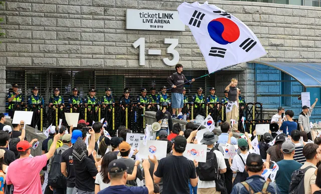 “이럴 순 없다” 2030 분노 그대로…외신도 ‘투표용지 사태’ 주목

6·3 전국동시지방선거 투표용지 부족 사태를 두고 일부 시민들이 규탄 시