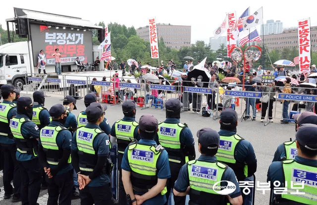 "안일한 준비로 투표용지 부족 사태"… 애꿎은 공무원들 선거업무 손 떼...

“선관위의 안일한 대처로 인한 피해를 공무원이 고스란히 받아냈는데
