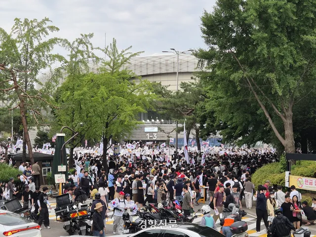 선관위 얼빠진 대처에 불 붙은 ‘재선거’ 시위···2박3일 봉쇄 시위에...

6·3 지방선거 ‘투표용지 부족 사태’로 시작된 서울 송파구 개표
