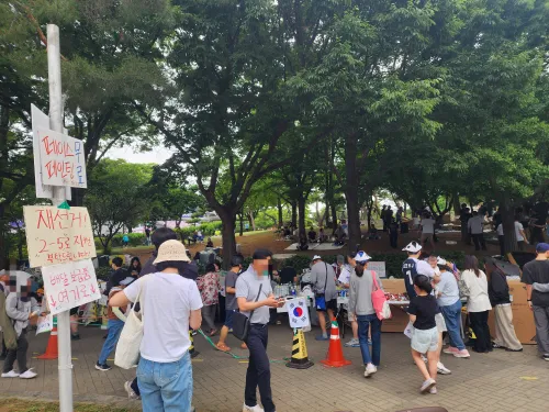 주말 내내 이어진 잠실개표소 시위...“재선거” 외침 장기화

6·3 지방선거 투표용지 부족 사태를 규탄하며 서울 올림픽공원 핸드볼경기장 개표소