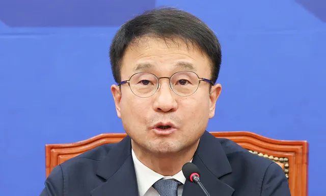 與 “내일 곧바로 선관위 국정조사요구서 제출… 필요시 개헌까지 추진...

더불어민주당 한병도 원내대표가 투표용지 부족 및 선거준비 부실로 도마