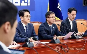 與 "'투표용지 사태' 국정조사요구서 8일 제출…필요하면 개헌도 염두"

더불어민주당이 6·3 지방선거 투표용지 부족 사태와 관련해 오는 8일 