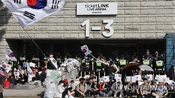 잠실 개표소 앞 3만명 집결...'투표지 부족' 논란이 드러낸 선거 신뢰의...

[뉴스투데이=임은빈 기자] 7일 새벽 서울 송파구 올림픽공원 