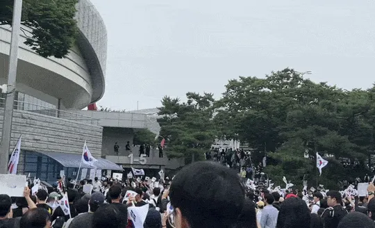 6·3 지방선거 항의 집회, 연예인 SNS까지 불똥

6·3 지방선거 투표용지 부족 사태에 항의하는 잠실 개표소 집회가 사흘째 이어지는 가운데,