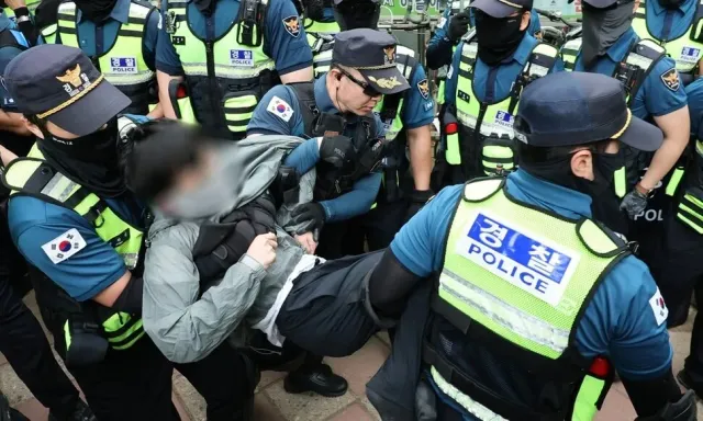JTBC기자회 “기자 향한 개표소 시위대 폭력에 법적 조치”

투표용지 부족 사태로 인한 뒤늦은 개표 상황을 취재하던 기자들이 현장에서 폭행을 