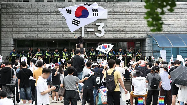 '2030 중심' 개표소 시위…"성조기는 자제" 지침

투표용지 부족 사태를 규탄하며 재선거를 요구하는 '잠실 개표소 봉쇄 시위'가 사흘째 계속