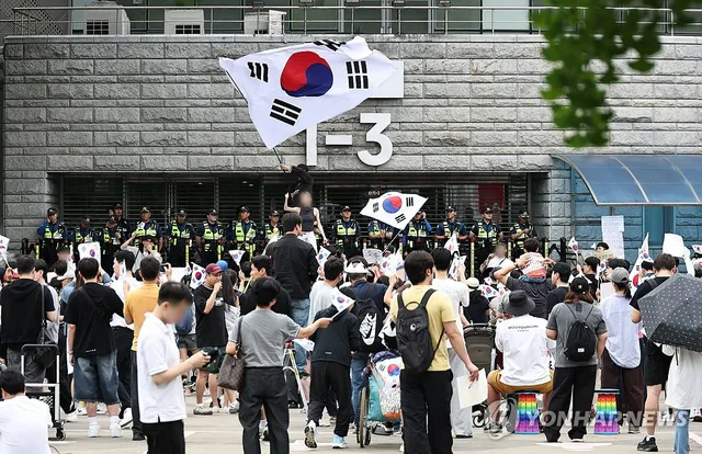 6ㆍ3지방선거 개표소 봉쇄 시위 계속

(서울=연합뉴스) 김인철 기자 = 6·3 지방선거 투표지 부족 사태를 규탄하며 재선거를 요구하는 '잠실 