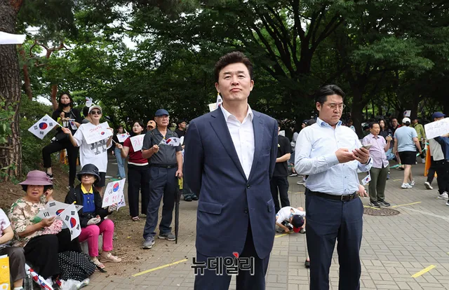 [포토] '재선거' 집회 현장 찾은 윤영석 의원

6&middot;3 지방선거 투표용지 부족 사태와 관련해 재선거를 요구하는 시민들의 집회가 사