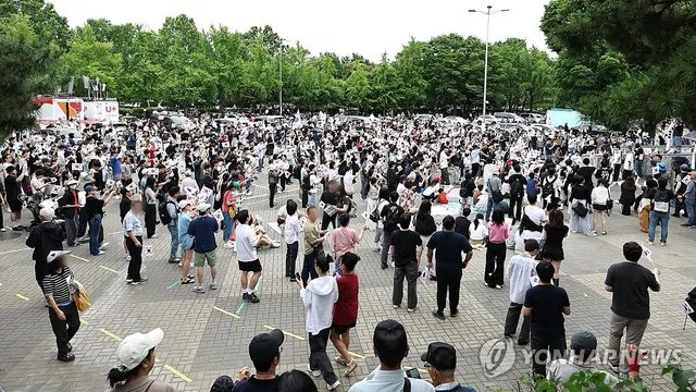 6ㆍ3지방선거 개표소 봉쇄 시위 계속

(서울=연합뉴스) 김인철 기자 = 6·3 지방선거 투표지 부족 사태를 규탄하며 재선거를 요구하는 '잠실 