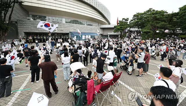 6ㆍ3지방선거 개표소 봉쇄 시위 계속

(서울=연합뉴스) 김인철 기자 = 6·3 지방선거 투표지 부족 사태를 규탄하며 재선거를 요구하는 '잠실 