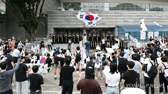 6ㆍ3지방선거 개표소 봉쇄 시위 계속

(서울=연합뉴스) 김인철 기자 = 6·3 지방선거 투표지 부족 사태를 규탄하며 재선거를 요구하는 '잠실 