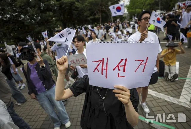 재선거 촉구하며 집회 이어가는 시민들

[서울=뉴시스] 정병혁 기자 = 제9회 전국동시지방선거 투표용지 부족 사태에 항의하며 개표소 봉쇄 시위를