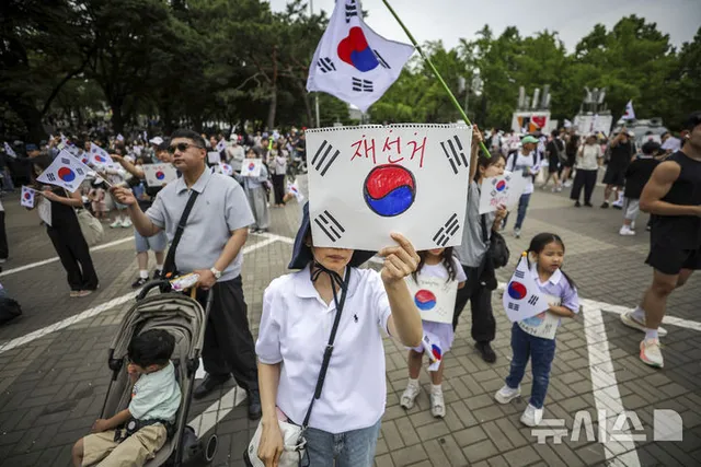 재선거 촉구하며 집회 이어가는 시민들

[서울=뉴시스] 정병혁 기자 = 제9회 전국동시지방선거 투표용지 부족 사태에 항의하며 개표소 봉쇄 시위를