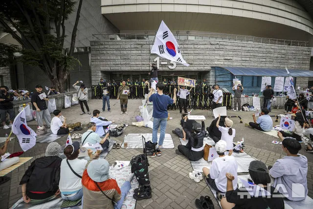 재선거 촉구하며 집회 이어가는 시민들

[서울=뉴시스] 정병혁 기자 = 제9회 전국동시지방선거 투표용지 부족 사태에 항의하며 개표소 봉쇄 시위를