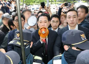 장동혁 "재선거 불가피…사전투표 제도 폐지 필요"

국민의힘 장동혁 대표가 6·3 지방선거 과정에서 발생한 투표용지 부족 사태와 관련해 재선거 