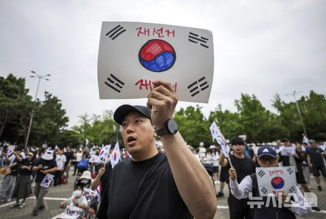 재선거 촉구하며 집회 이어가는 시민들

[서울=뉴시스] 정병혁 기자 = 제9회 전국동시지방선거 투표용지 부족 사태에 항의하며 개표소 봉쇄 시위를