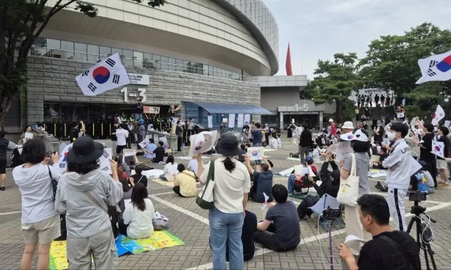 [현장] 20·30 중심 개표소 시위, 장기전 가나…“딱 재선거만 외치세요...

6·3 지방선거 투표용지 부족 사태로 촉발된 잠실 ‘개표소 봉