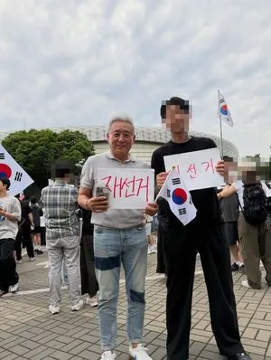 최준용, 빨간 글씨로 '재선거' 촉구…올림픽 공원 시위 참석

배우 최준용이 6&middot;3 전국동시지방선거에서 초유의 투표용지 부족 사태에