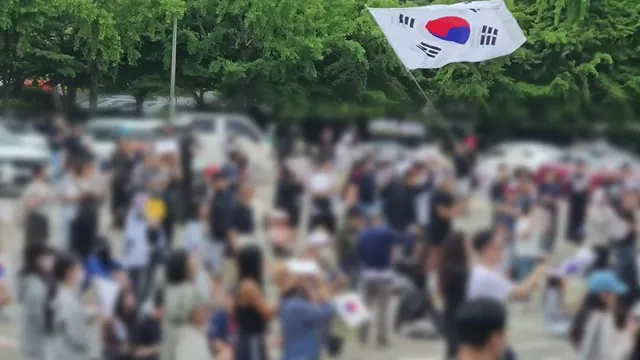 개표소 앞 집회 계속...선거관리 부실 비판 고조

초유의