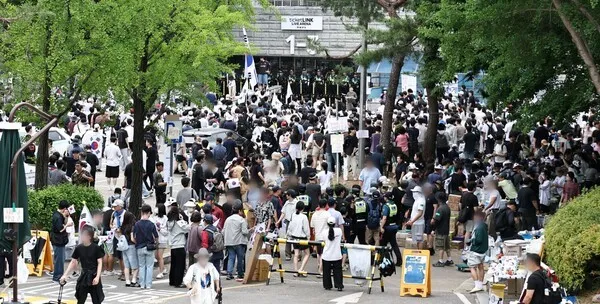 재선거 요구 시위 사흘째…한때 3만여명 운집

6·3 지방선거 투표용지 부족 사태로 촉발된 유권자들의 시위가 나흘째 이어지고 있다. 특히 지난 