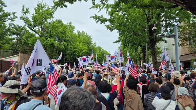 6·3 지방선거 투표지 부족 파문… 청와대 앞 울려 퍼진 "재선거" 함성

[더퍼블릭=정진철 기자] 지난 6월 3일 치러진 지방선거에서 전대미문