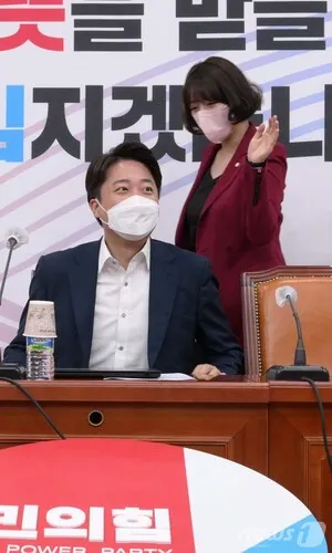참정권 침해에 조수빈 前앵커 "선관위, 분쇄해야"…이준석 "스타벅스보...

조수빈 전 KBS 아나운서가 투표용지 부족 사태를 일으킨 중앙선거관