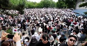 [투표용지 부족 파문④] "재검표 말고 재선거!"… 올림픽경기장 찾은 시...

[천지일보=원민음, 배주은 기자] “재선거! 재선거! 재선거!”