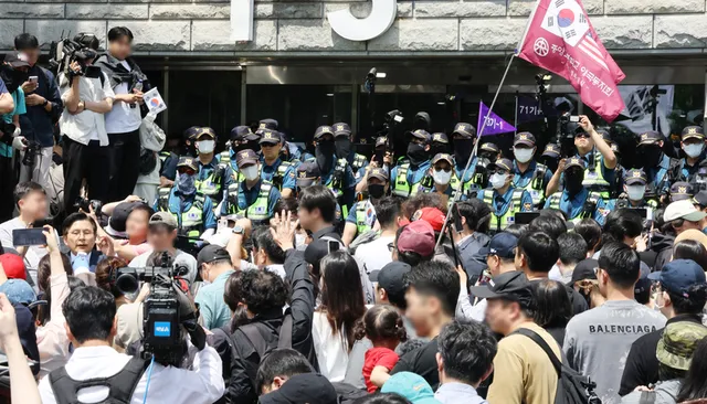 “이렇게 하지 않으면 바뀌는 게 없어”…잠실개표소 앞 시위 ‘2030 주...

투표지 부족 사태를 규탄하며 재선거를 요구하는 ‘잠실 개표소 봉