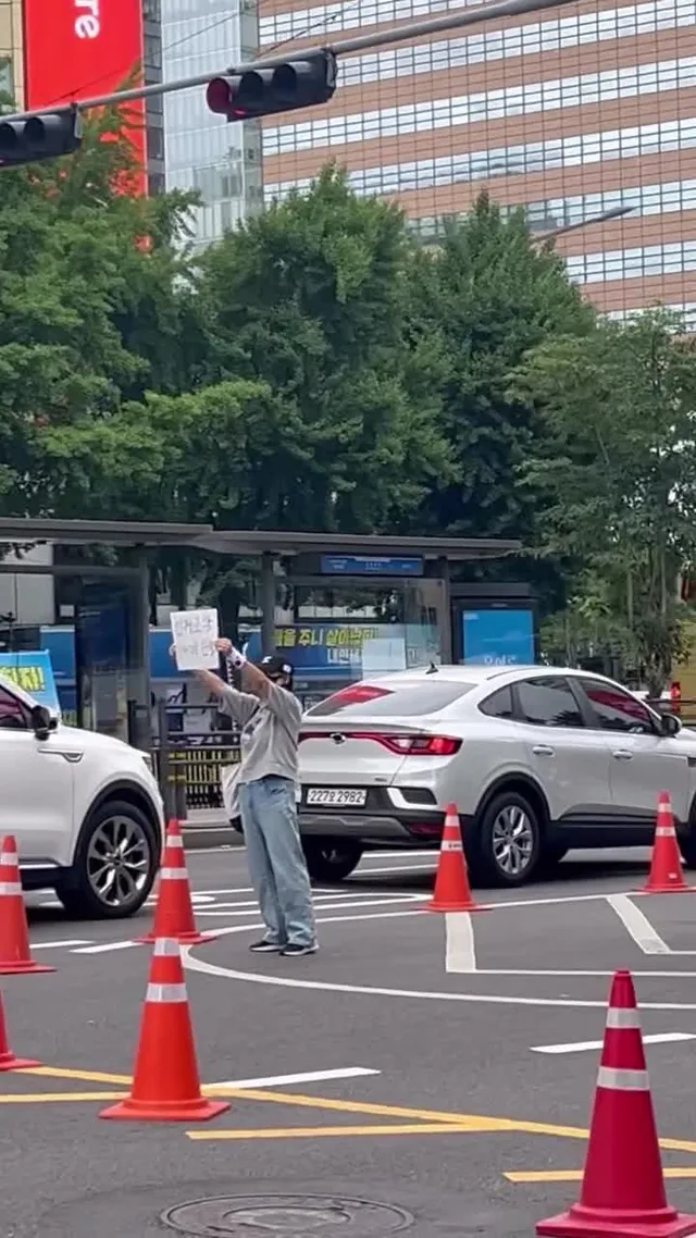 ‘전작권 내놓아라’ 플랜카드 앞
1인 시위 하시는 어머니
존경합니다