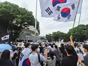 [르포] "인생 첫 투표, 참정권 뺏겼다"…올림픽공원에 울려퍼진 '재선거...

“제 인생 첫 투표 날, 투표를 못하는 국민이 생겼어요. 누가 