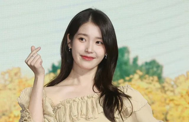 "잠실에도 빵·커피 보내줘요" 尹탄핵 집회 후원한 아이유, 선관위 사태...

가수 겸 배우 아이유(본명 이지은). 매일신문DB...