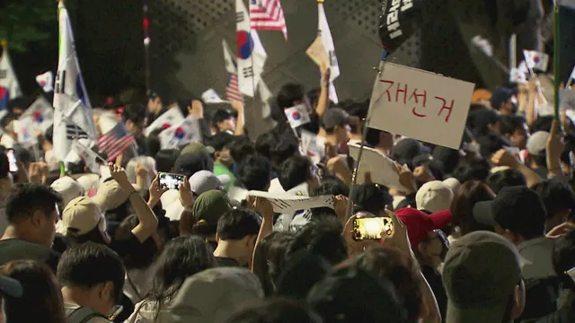 송파 개표소 봉쇄 시위 이틀째…태극기 흔들며 ‘재선거’ 요구

[앵커] 오늘(6일)도 수많은 사람들이 이 곳을 에워쌌습니다. 서울 송파구 개표소
