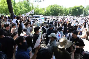 [포토]"청년층 중심 자발적 집회 열려…투표지 부족 논란에 재선거 요구...

6일 서울 잠실 올림픽경기장 일대에서 2030세대를 중심으로 한 