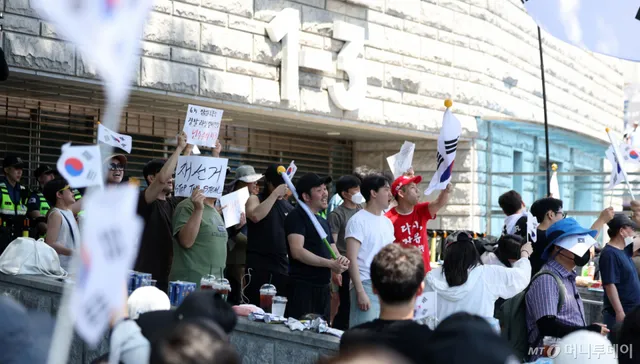 "투표용지 부족, 말이 되냐" 거리 나섰다...도심 곳곳 선관위 규탄 시위

6·3 지방선거에서 일어난 투표용지 부족 사태를 비판하는 시위가 서