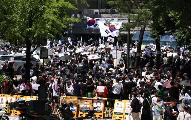 잠실 개표소 밖 이틀째 시위…"선관위 직원들 빠져나간 듯"

잠실 개표소 밖 이틀째 시위…"선관위 직원들 빠져나간 듯", 김연지 기자, 사회