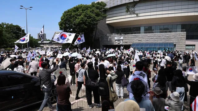 잠실 개표소 시위 2030 몰렸다…“선관위 직원들은 빠져나간 듯”

잠실 개표소, 투표지 부족 규탄 시위 이틀째