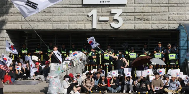 與 “국힘 지도부, 사태 수습보다 정쟁 몰두”

더불어민주당은 투표용지 부족 사태 관련 국민의힘의 대여 공세에 대해 “국민의힘 지도부가 사태 수